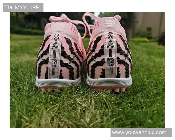 日本足球明星穿搭解析与鞋子图片展示让你领略球场风采